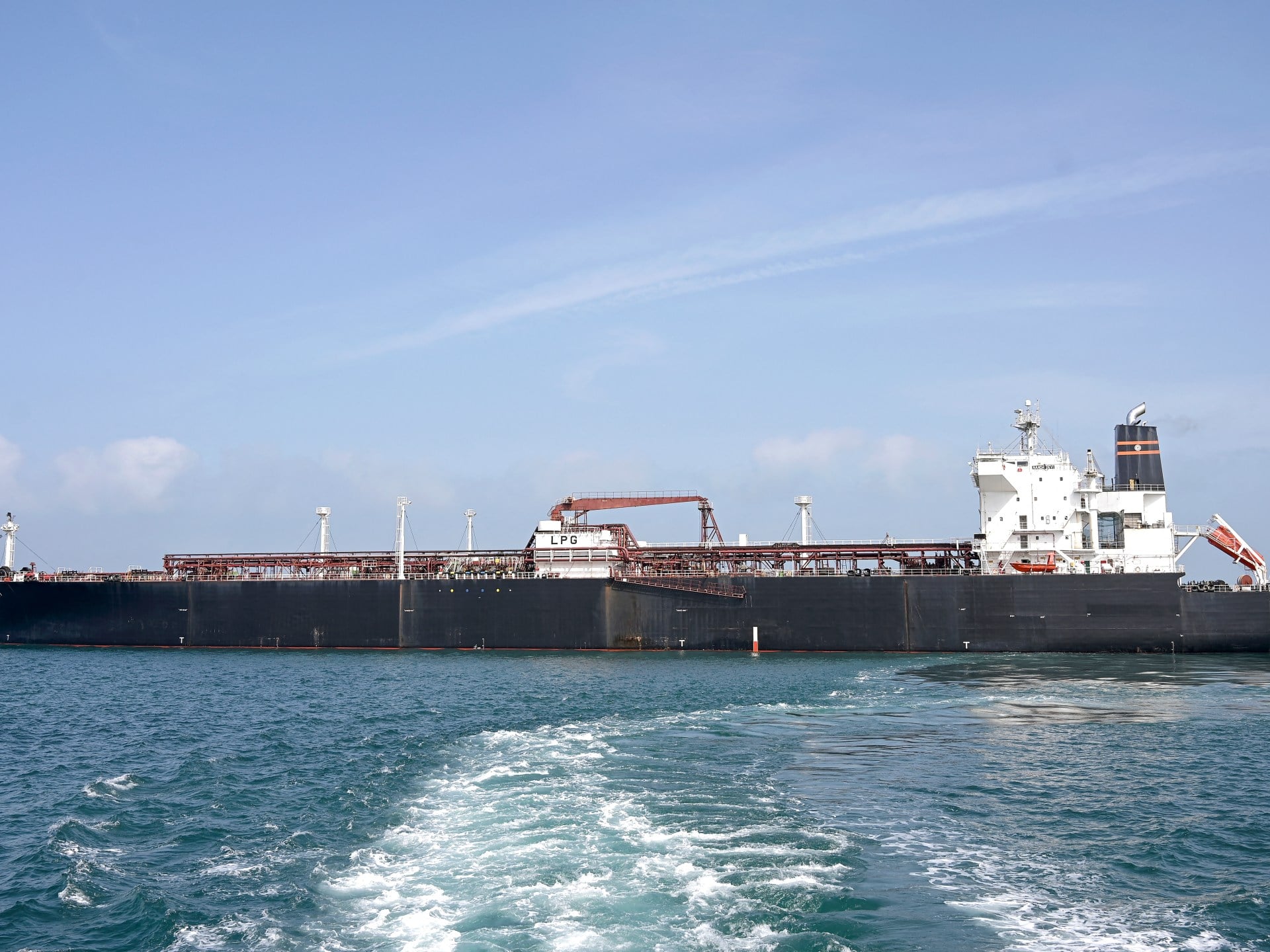 تزايد الضغوط على أسواق النفط والغاز مع إغلاق مضيق هرمز: هل يمكن لخطوط الأنابيب البديلة سد الفجوة؟