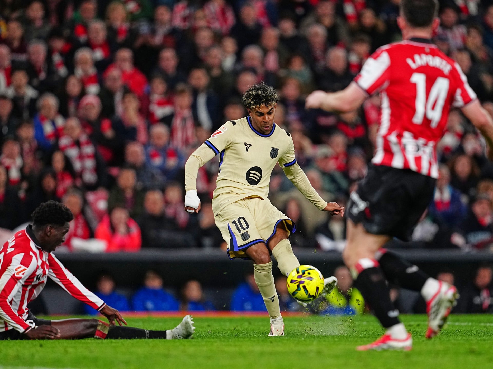 هدف لامين يامال الرائع يقود برشلونة للفوز على أتلتيك بلباو ويعزز صدارته للدوري الإسباني