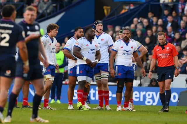 غروب شمس إدنبرة: رحيل المنتخب الفرنسي للرجبي بعد ليلة كابوسية في موريفيلد