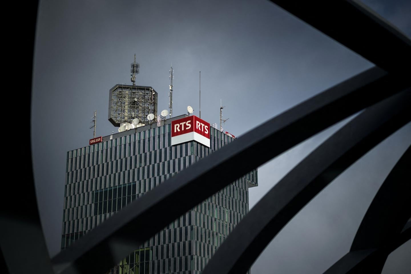 مبادرة سويسرية لتقليص تمويل الإعلام العام: اتهامات بالانحياز اليساري