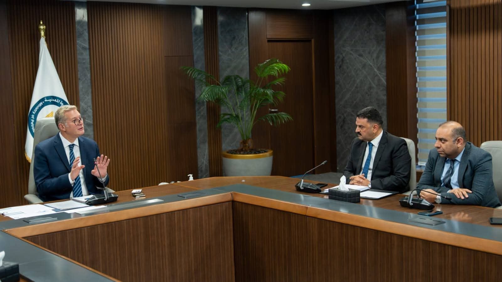 وزير البترول المصري يستعرض خطط هيئة الثروة المعدنية ومسح جيوفيزيائي شامل