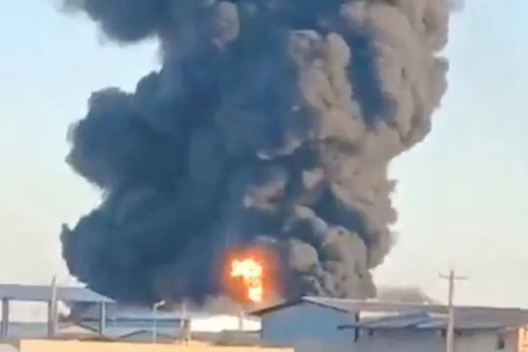 تصاعد التوترات العسكرية والسياسية في الشرق الأوسط مع تحذيرات إيران بشأن مضيق هرمز وهجمات الصواريخ والطائرات المسيرة