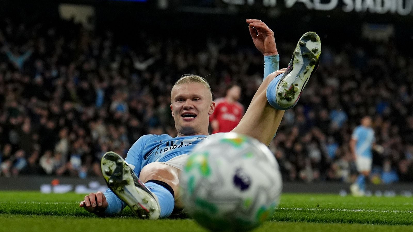 برناردو سيلفا ينتقد التحكيم بشدة بعد حرمان هالاند من ركلة جزاء في تعادل مانشستر سيتي