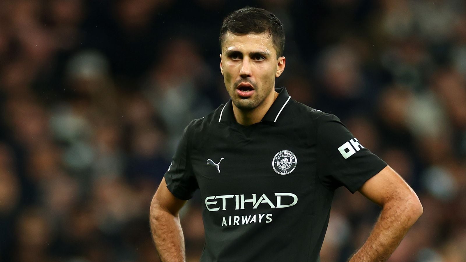 رودري يعبر عن إحباطه الشديد بعد تعادل مانشستر سيتي مع توتنهام بسبب قرار تحكيمي مثير للجدل