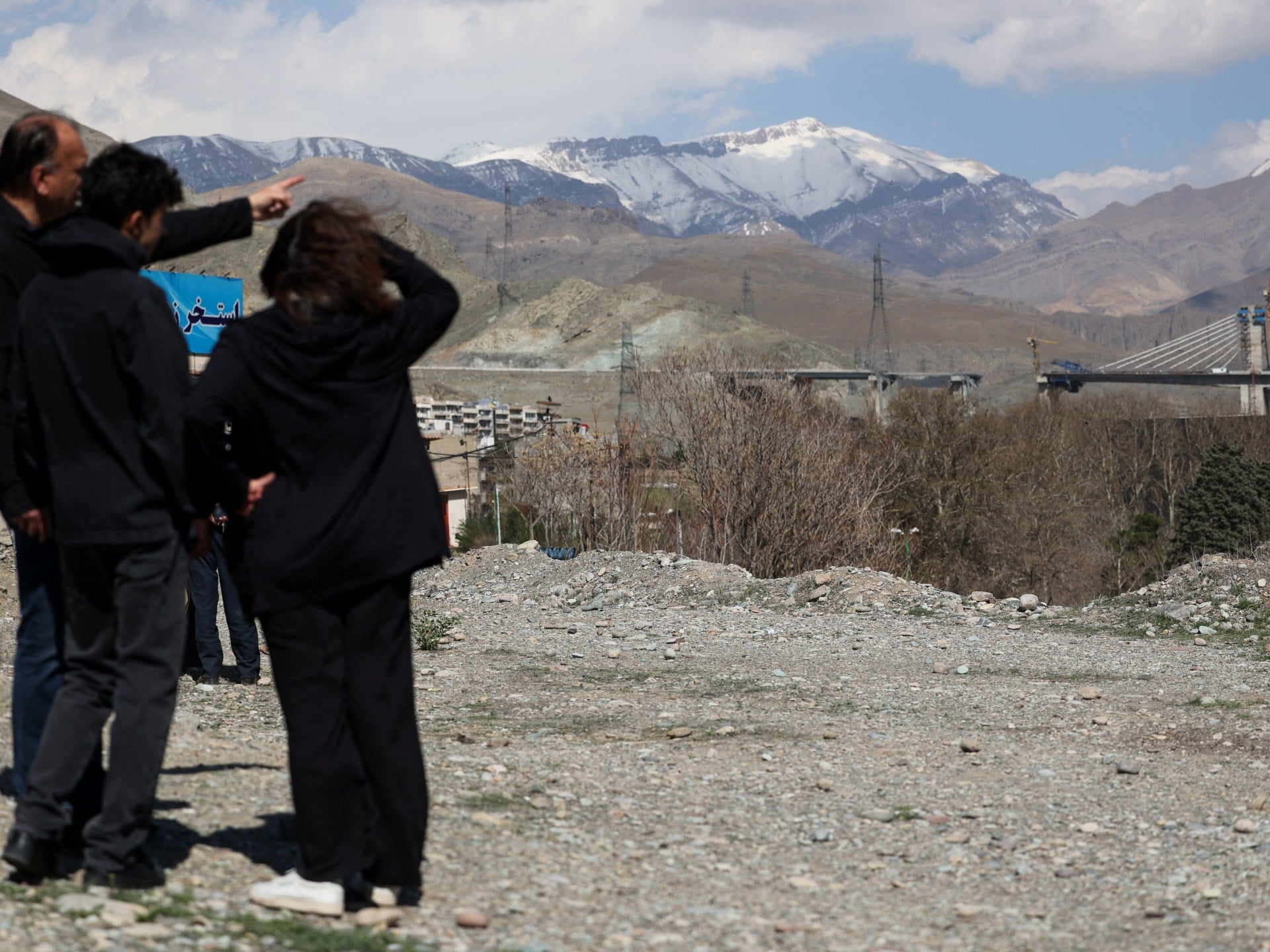 تطورات حية: احتفالات في طهران بعد إسقاط طائرتين أمريكيتين وقصف إسرائيلي لجسور لبنان