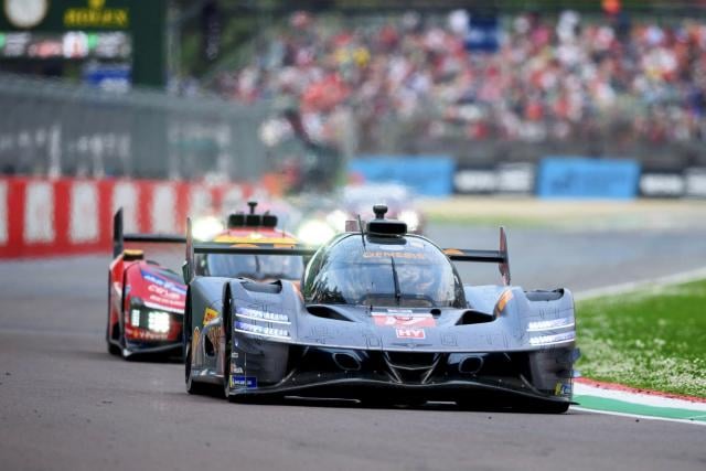 فريق جينيسيس يحتفل بإنجاز إنهاء سباق إيمولا 6 ساعات للتحمل