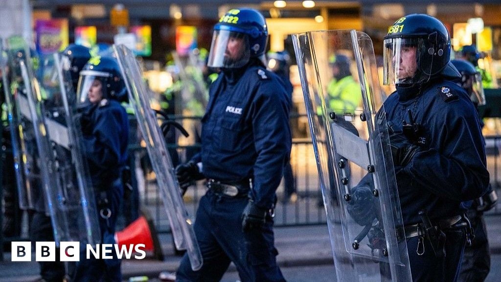 احتجاجات إبسوم العنيفة: كيف غذت المعلومات المضللة عبر الإنترنت الاضطرابات في العالم الحقيقي