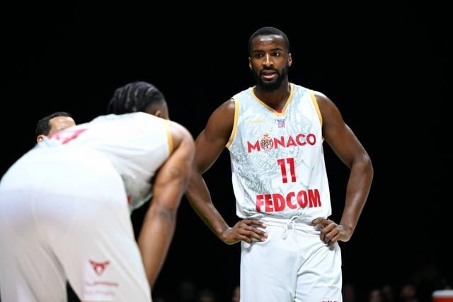 أسفيل تهزم موناكو المتصدر في قمة بيتكليك إيليت رغم النقص العددي