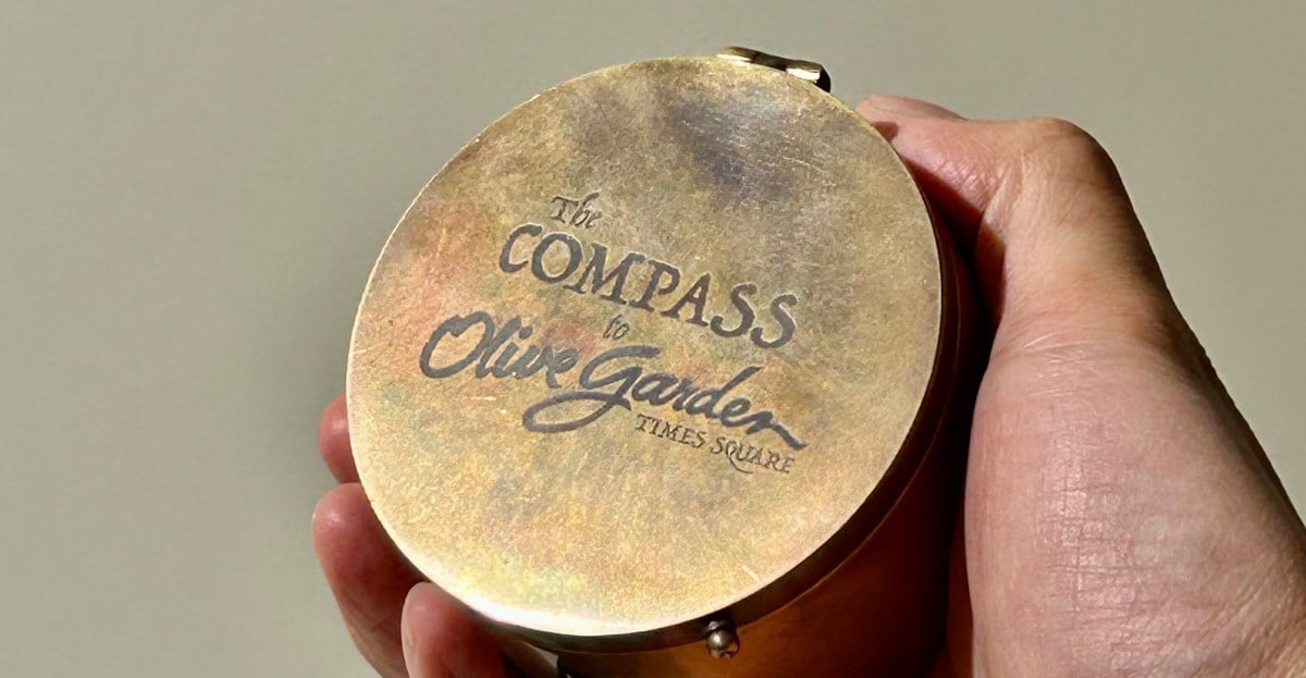 بوصلة فريدة من نوعها تشير حصريًا إلى مطعم أوليف غاردن في تايمز سكوير