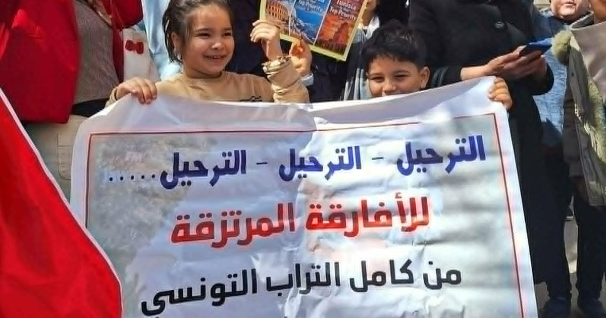 تونس تشهد مظاهرات شعبية تطالب بترحيل المهاجرين من جنوب الصحراء الكبرى ورفض لبرامج إعادة التوطين