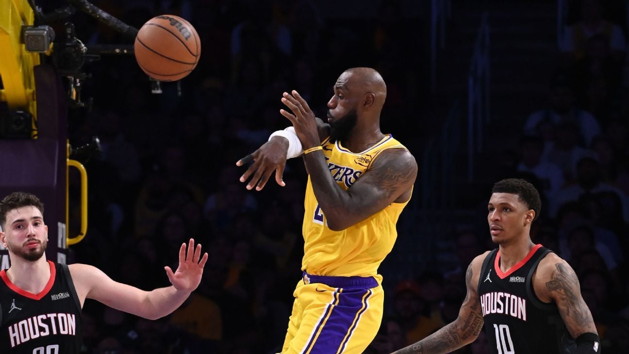 ليبرون جيمس يقود ليكرز للفوز في المباراة الأولى بأداء تاريخي ولوك كينارد يتألق