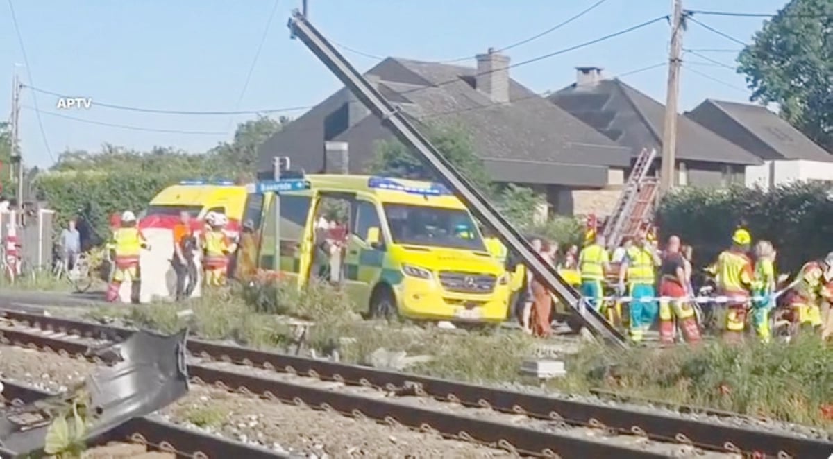 مقتل أربعة بينهم طفلان في حادث تصادم مروع بين قطار وحافلة مدرسية ببلجيكا