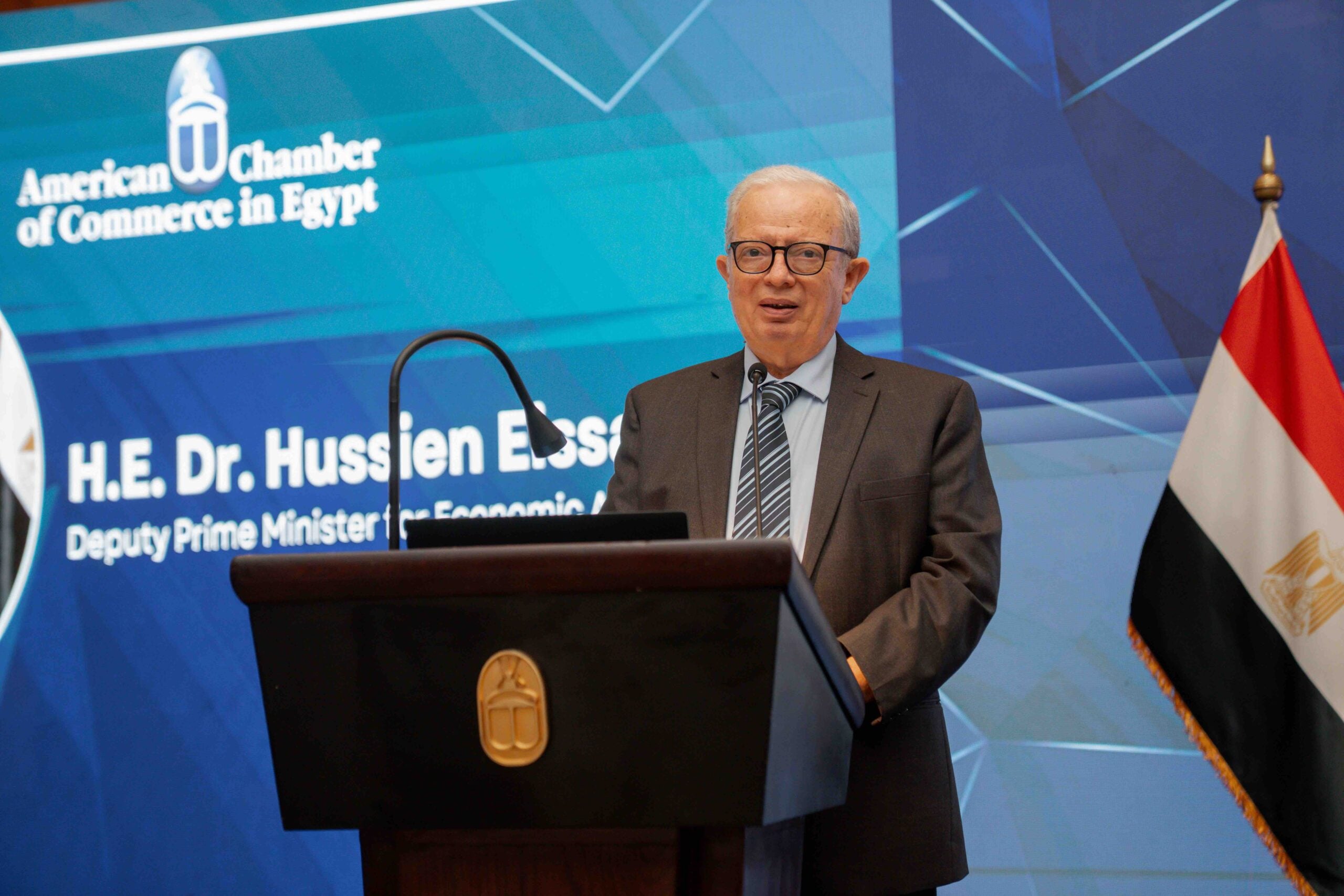 مصر تستهدف التحول للدعم النقدي وطرح شركات حكومية للقطاع الخاص بحلول 2026