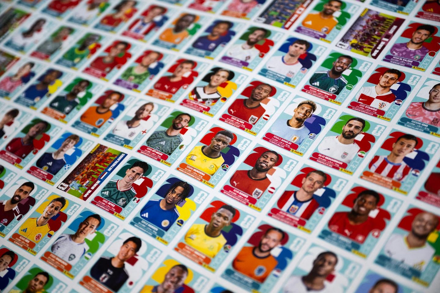 الفيفا تنهي شراكتها التاريخية مع بانيني وتوقع اتفاقية حصرية مع فاناتيكس لملصقات كأس العالم