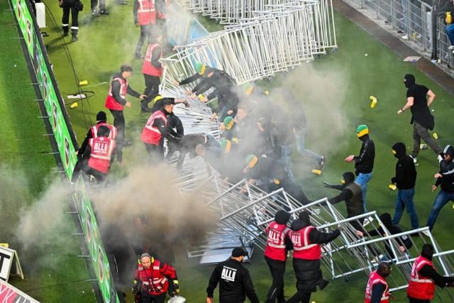 إلغاء مباراة نانت وتولوز في الدوري الفرنسي بعد اقتحام جماهيري وفوضى عارمة