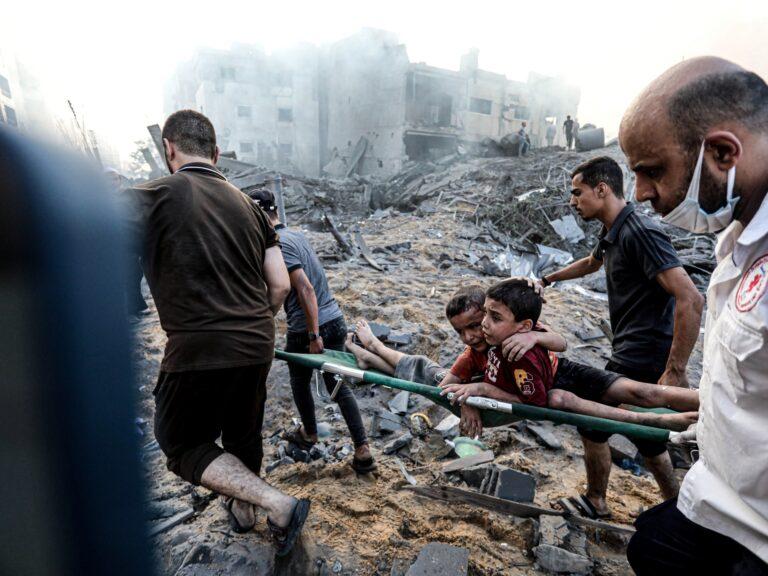 Cover Image for بالصور: قصف إسرائيلي يدمر ساحة سكنية في شارع الجلاء بغزة