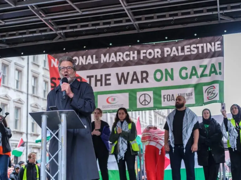 Cover Image for “تضامن مع فلسطين”: المتظاهرون البريطانيون يتحدون القيود المفروضة على النزول إلى الشوارع