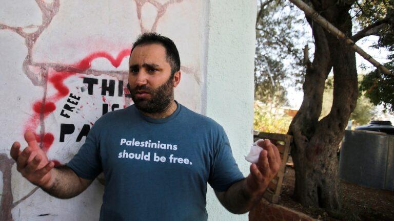 Cover Image for تطرد القوات الإسرائيلية ناشطًا فلسطينيًا من منزله في مدينة مضطربة بالضفة الغربية