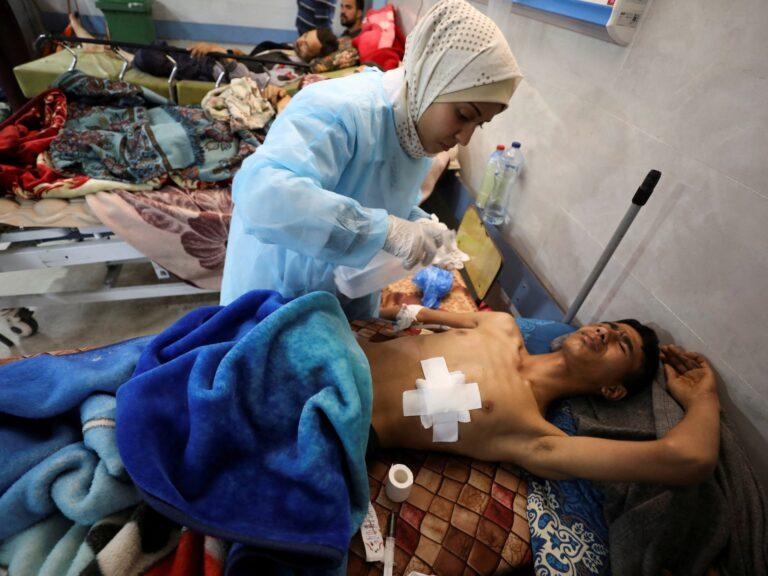 Cover Image for الأمم المتحدة، مسعفون يقولون إن العديد من الضحايا من المساعدات الغذائية في غزة “مذبحة الدقيق” أصيبوا بالرصاص