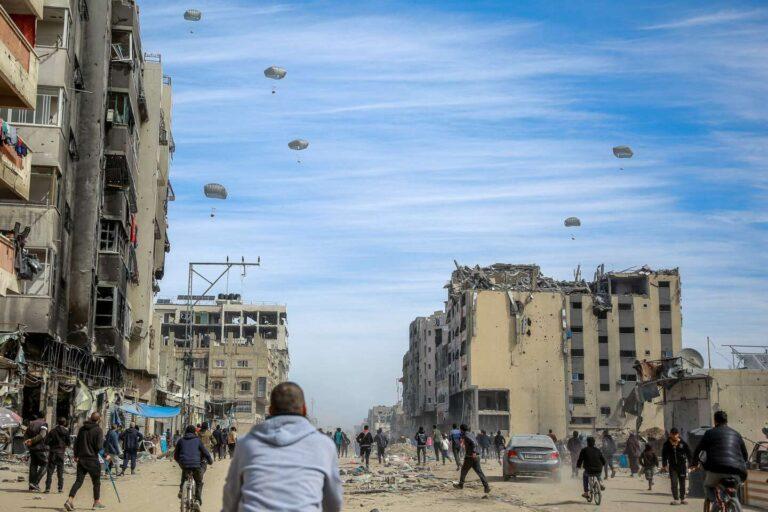 Cover Image for وقال بايدن إن الولايات المتحدة ستبدأ في إسقاط إمدادات الإغاثة جواً في غزة
