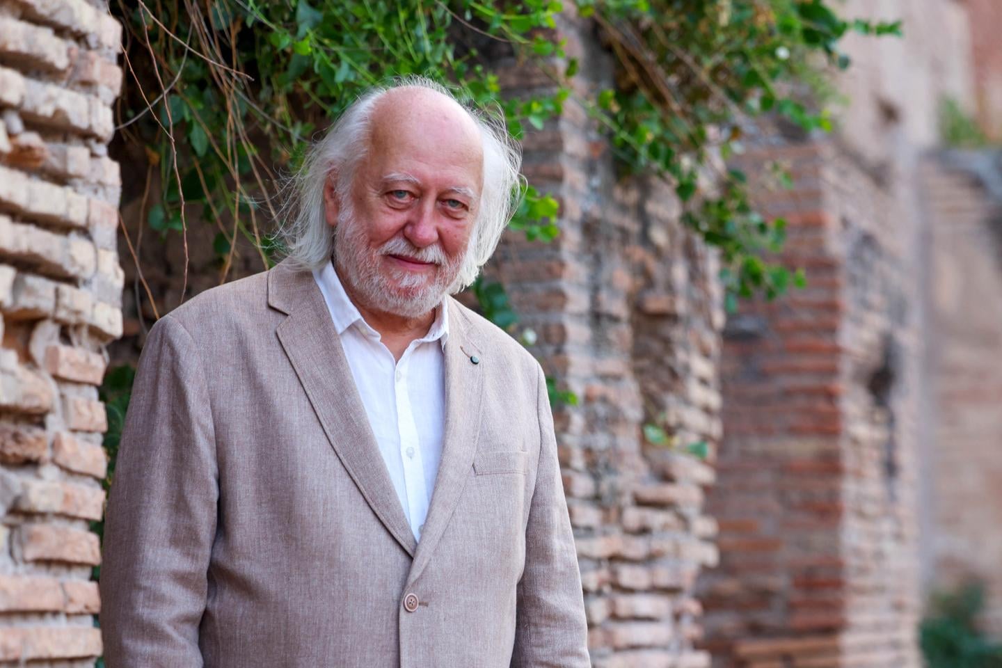 الروائي المجري لازلو كراسناهوركاي يفوز بجائزة نوبل للآداب 2025: سيد أدب نهاية العالم