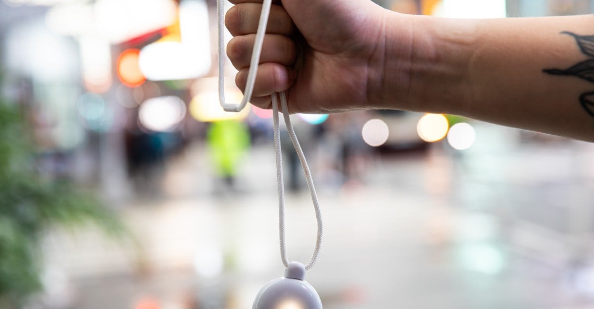 رد فعل عنيف في نيويورك ضد إعلانات قلادة الذكاء الاصطناعي