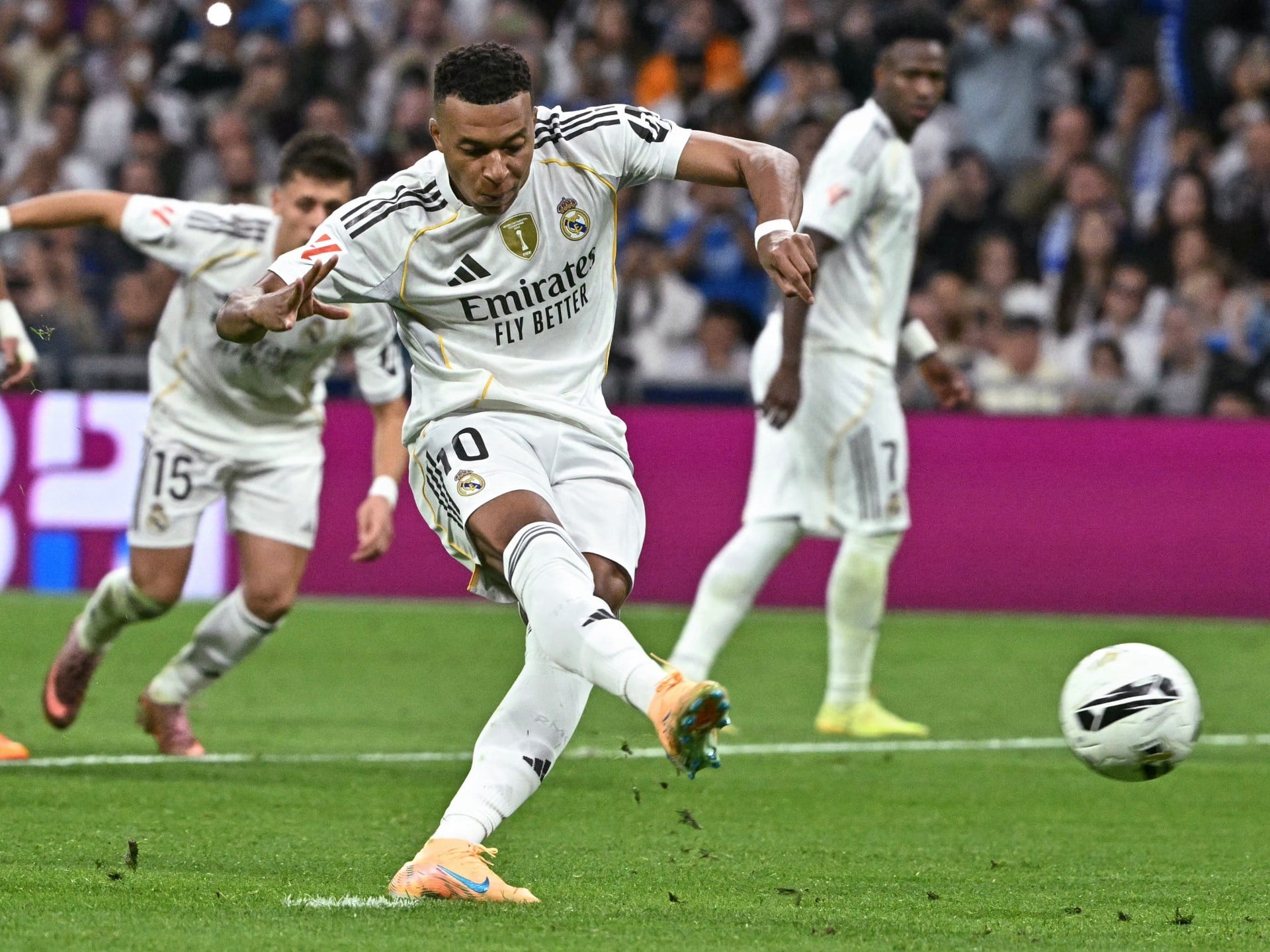 الكلاسيكو الأول للموسم: ريال مدريد يستضيف برشلونة في قمة الدوري الإسباني