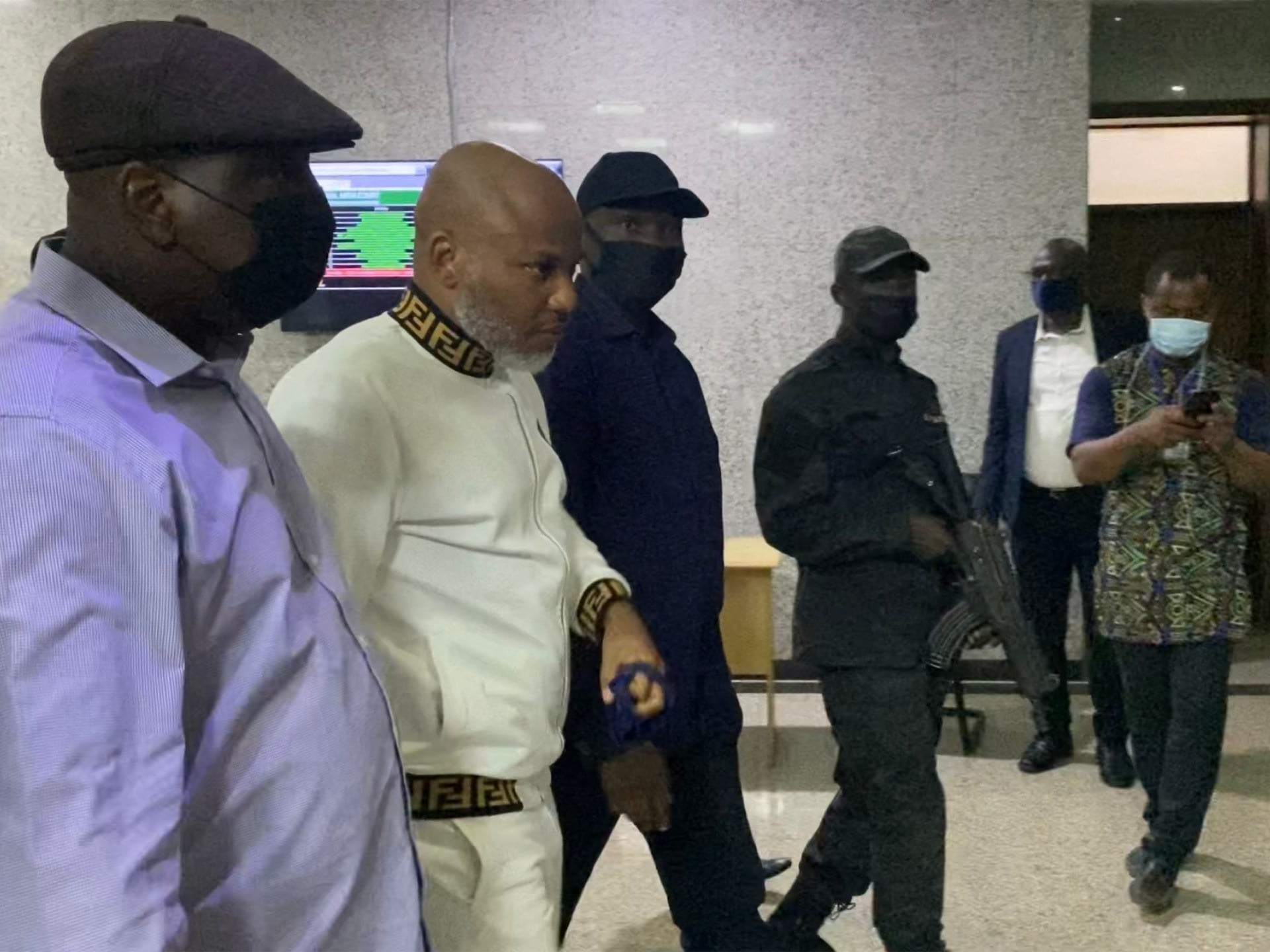 محكمة نيجيرية تحكم بالسجن المؤبد على الزعيم الانفصالي نامدي كانو بتهم الإرهاب