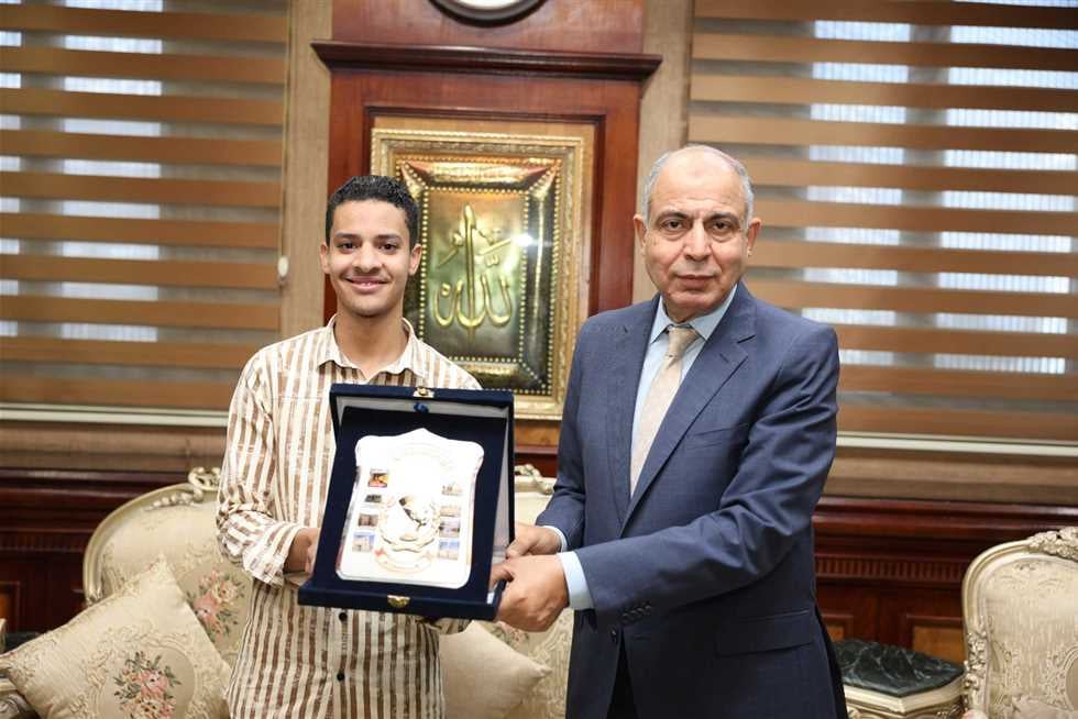 محافظ المنيا يكرم الطالب عبدالرحمن فوزي لفوزه بالمركز السادس في تحدي القراءة العربي
