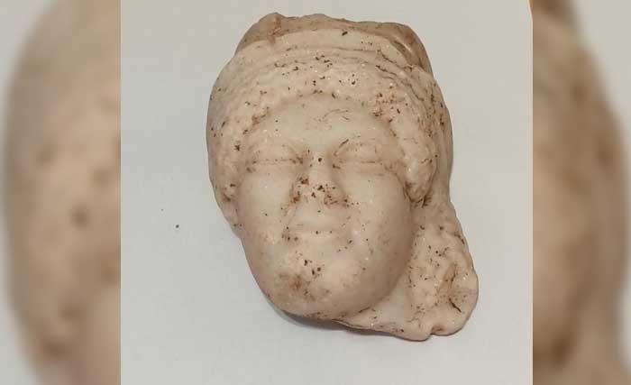 اكتشاف أثري هام: قناع فينيقي من الرخام يعود للقرن الرابع قبل الميلاد في قرطاج