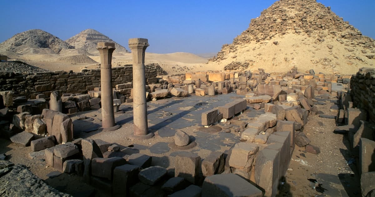 اكتشاف أجزاء من معبد الشمس للملك نيوسير رع في أبوصير يكشف عن عمارة فريدة