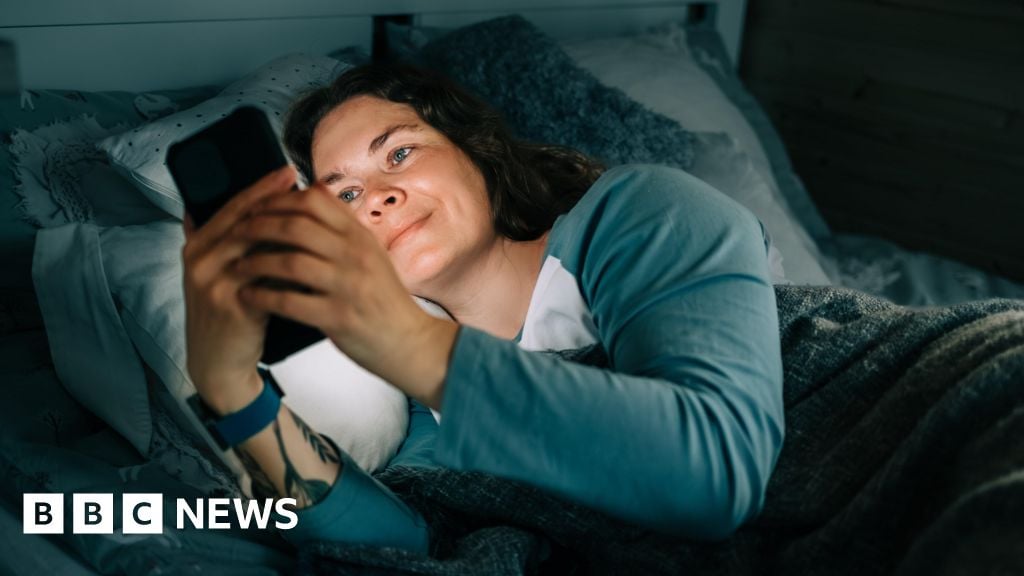 البالغون يقضون وقتاً أطول على الإنترنت الآن مقارنة بفترة الوباء: تقرير أوفكوم السنوي