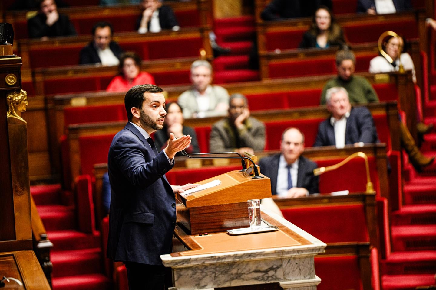 مقترح نائب فرنسي لإعادة فتح بيوت الدعارة التعاونية يثير الجدل