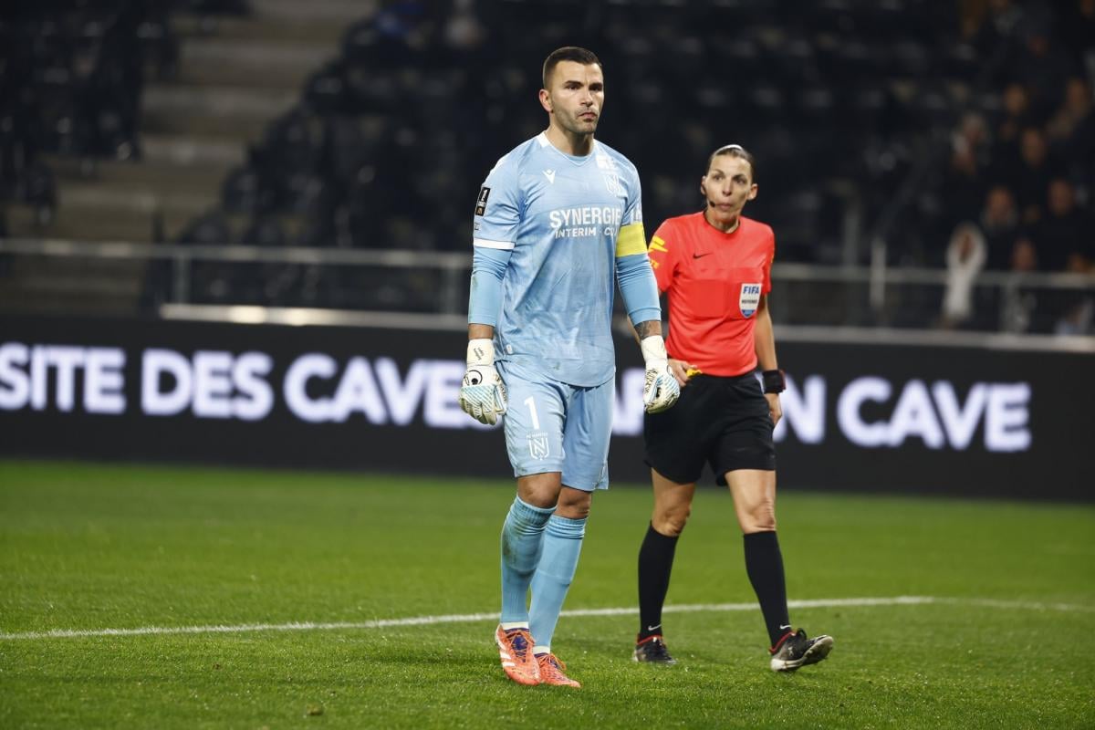 قائد نانت يعترف بالتقصير ويطالب بتعزيزات بعد الهزيمة القاسية أمام أنجيه