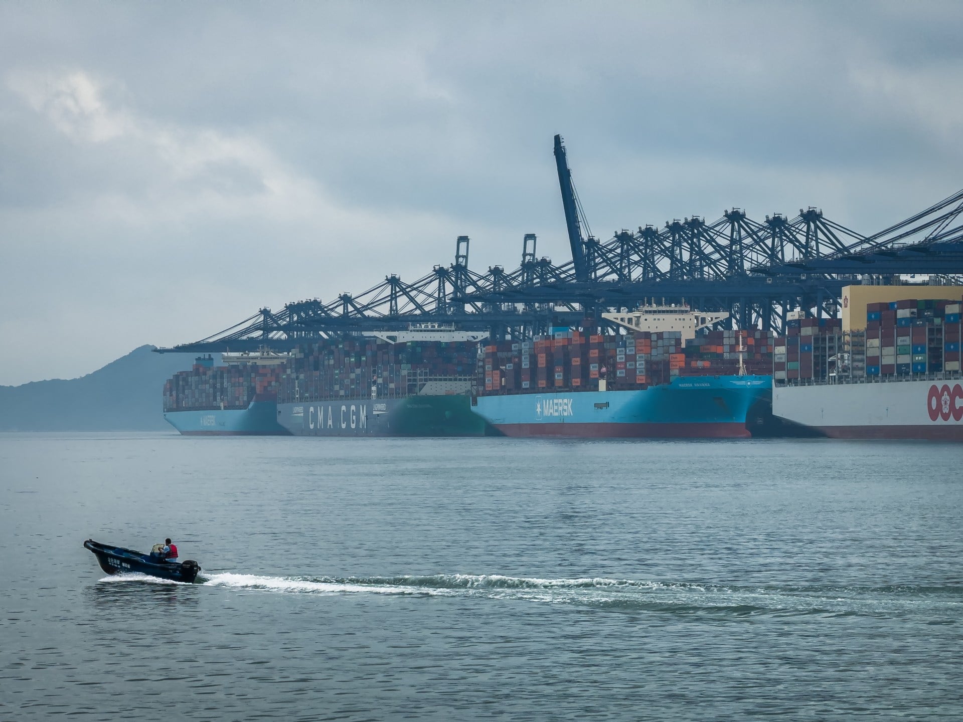 القوات الأمريكية تداهم سفينة شحن متجهة من الصين إلى إيران في تصعيد للتكتيكات البحرية