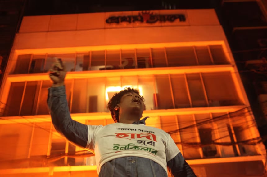 احتجاجات عنيفة تجتاح بنغلاديش بعد وفاة الزعيم الشبابي شريف عثمان هادي