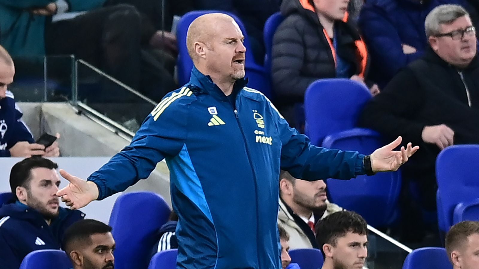 جدل البطاقة الحمراء: هل نجا جيمس تاركوفسكي من عقوبة مستحقة بعد اشتباكه مع دان ندوي؟