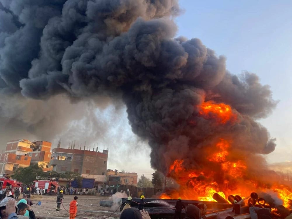 السيطرة على حريق مخزن ضخم في أشمون بعد الدفع بـ13 سيارة إطفاء ومنع امتداده