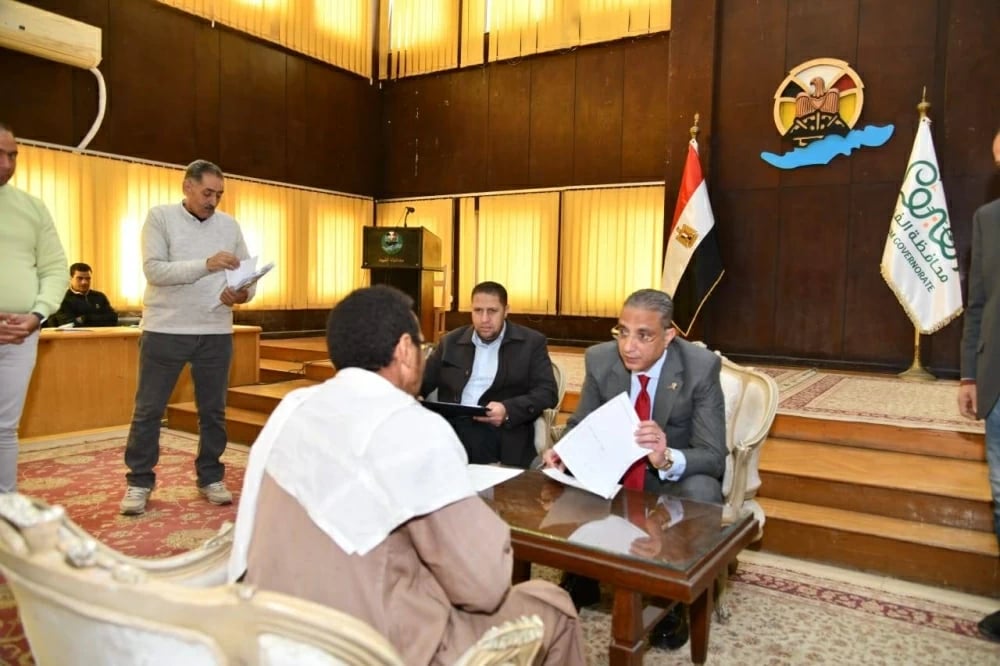 محافظ الفيوم يوجه بتوفير حماية اجتماعية شاملة للفئات الأكثر احتياجًا ومعالجة مشكلات البنية التحتية