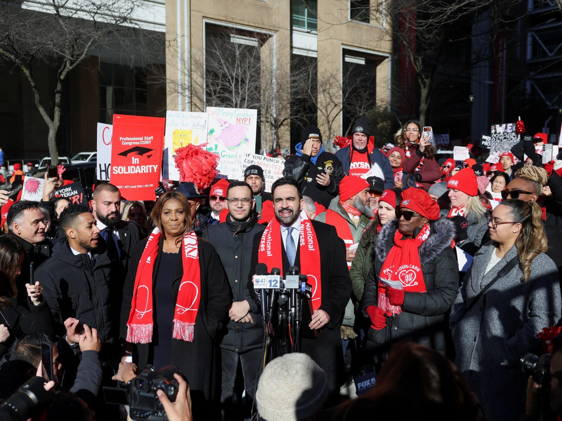 إضراب تاريخي للممرضين في نيويورك يطالب بتحسين ظروف العمل والرعاية الصحية