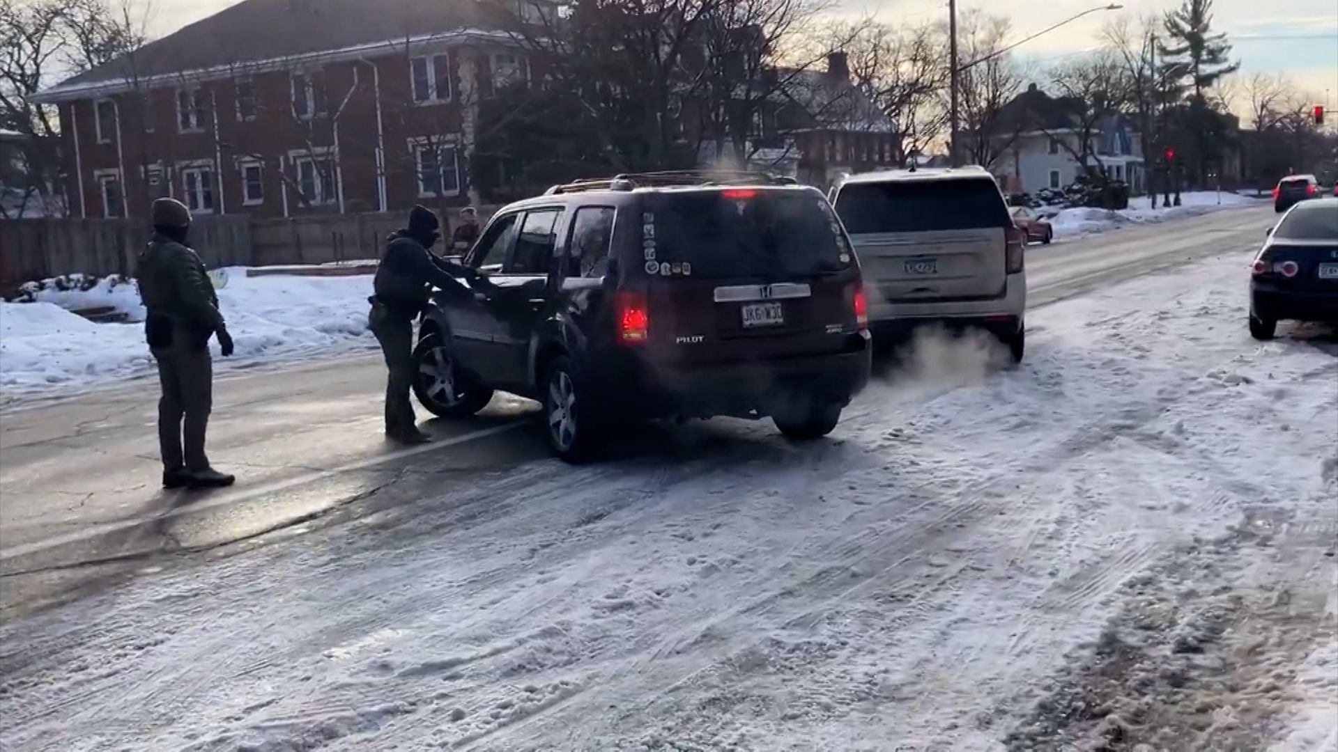 تضارب الروايات حول حادثة إطلاق النار من قبل ضابط الهجرة في مينيابوليس