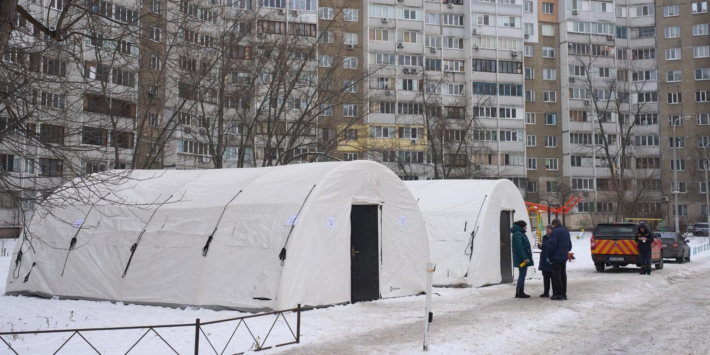 أوامر إخلاء واسعة في أوكرانيا ومساعٍ أمريكية غير رسمية للسلام مع روسيا