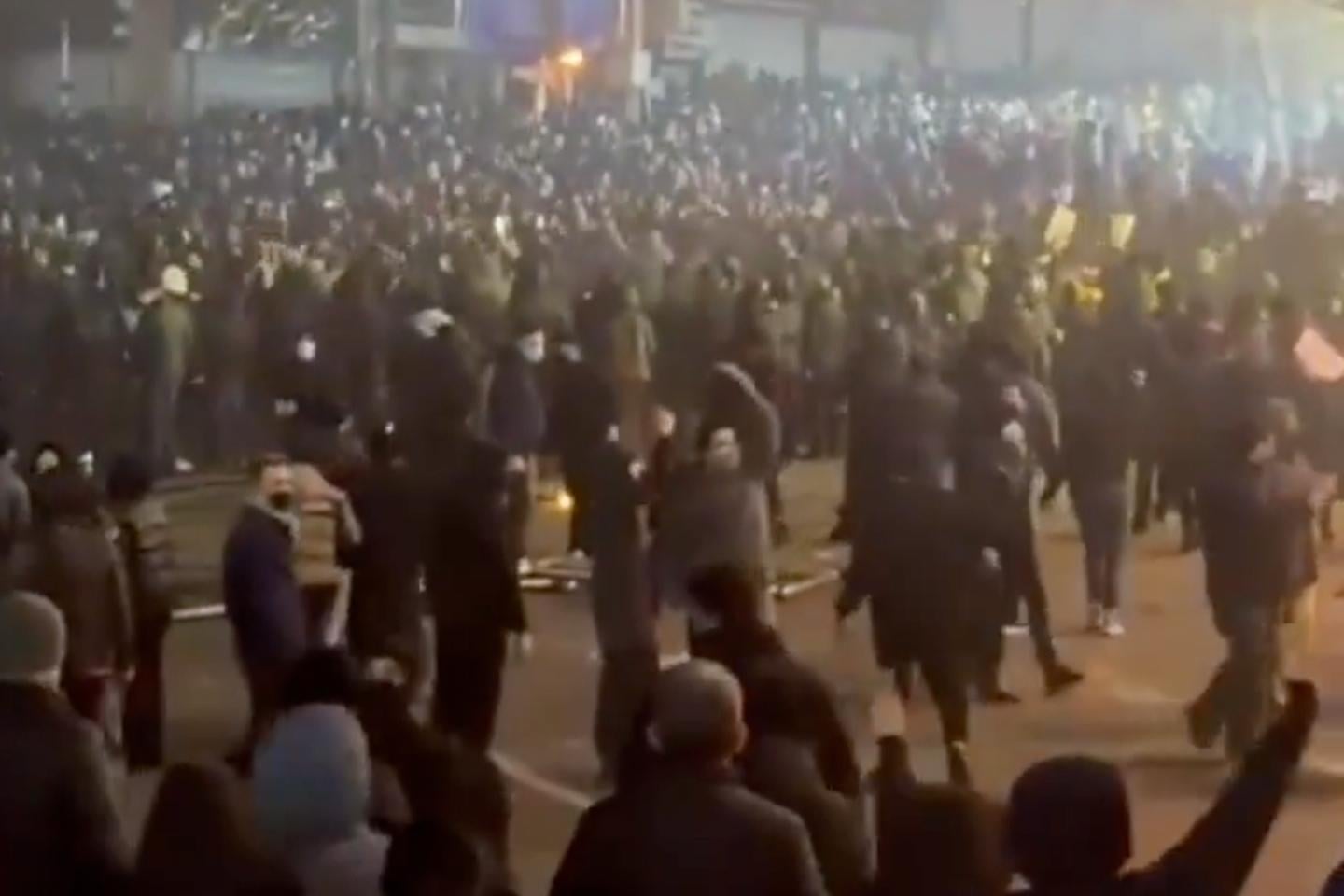 إيران: النظام يصف المتظاهرين بـ