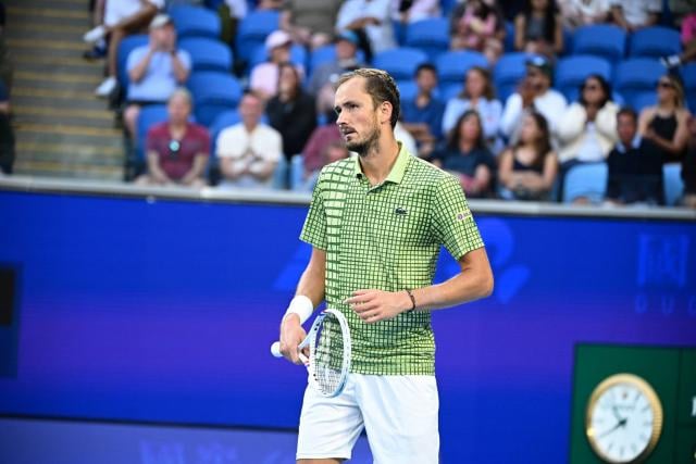 هزيمة مدفيديف القاسية أمام تيان في أستراليا المفتوحة وتأهل الأخير لمواجهة زفيريف