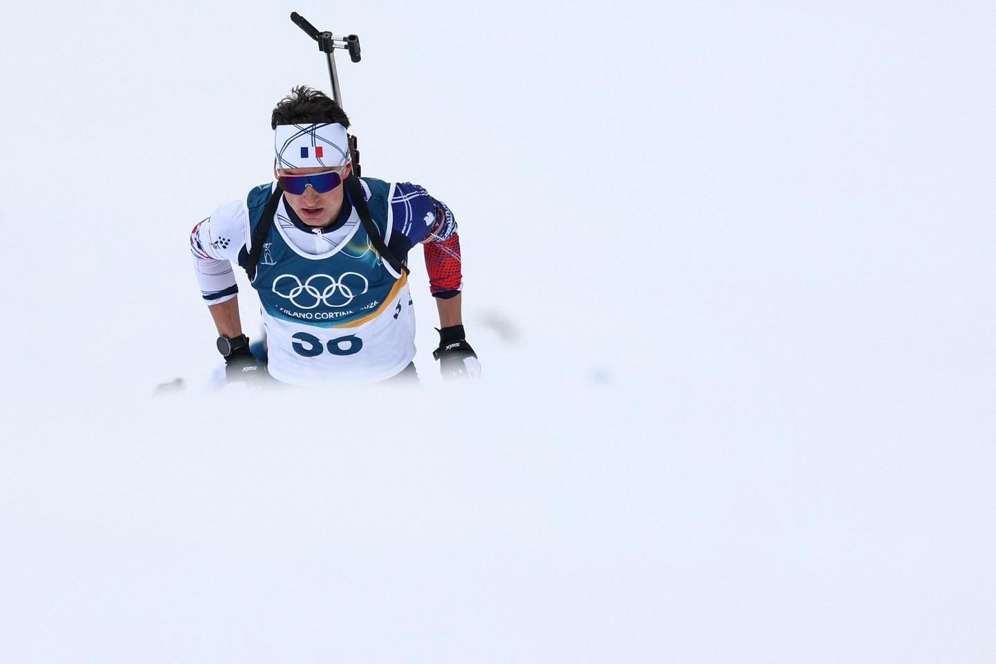إريك بيرو: بطل البياثلون الفرنسي يطارد ذهبية الانطلاق الجماعي في أولمبياد 2026