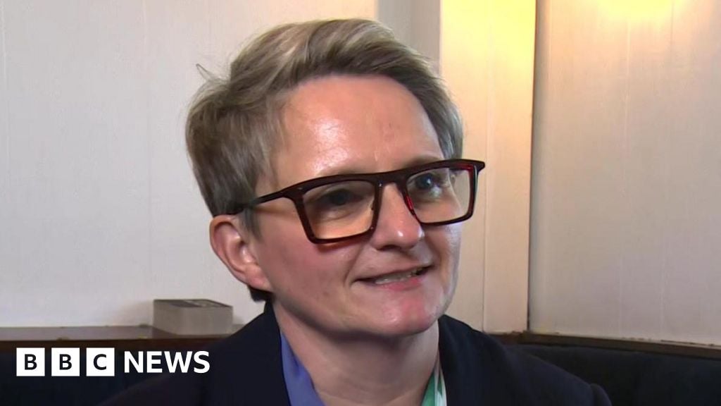 شارلوت كادن مرشحة المحافظين تتعهد بالتحقيق في عصابات الاستغلال وإلغاء ضريبة الكربون