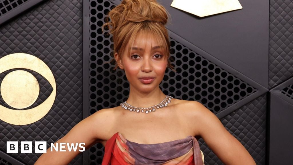 بينكبانثرس تصنع التاريخ بفوزها بجائزة بريت لأفضل منتجة موسيقية