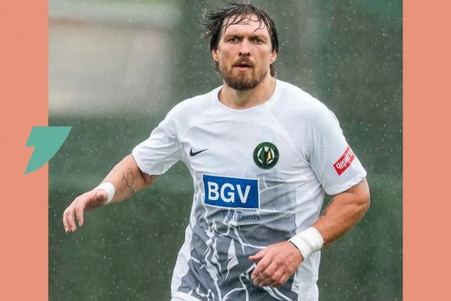 أولكسندر أوسيك يرتدي قميص كرة القدم ويواجه توماس مولر في مباراة ودية مفاجئة