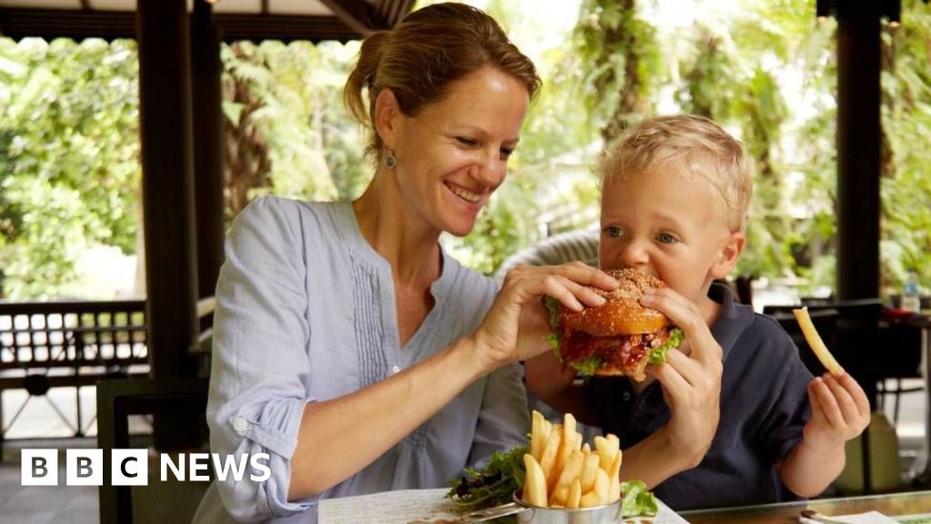 هل أصبحت تجربة تناول الطعام في المطاعم ترفًا يتلاشى في ظل ارتفاع الأسعار؟