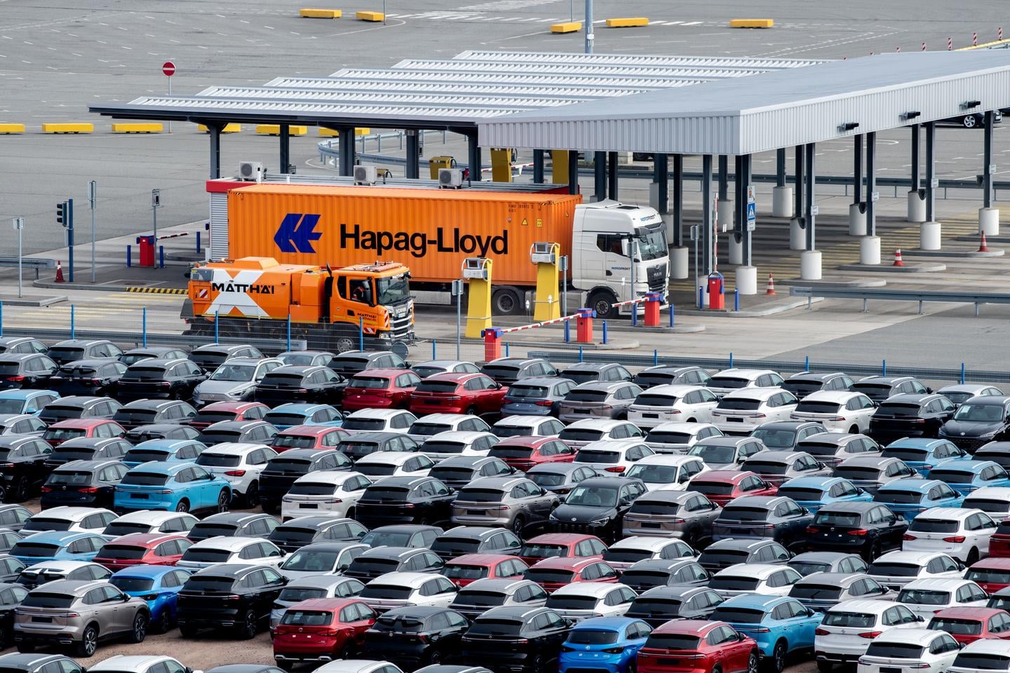 زيارة المستشار الألماني للصين: تحديات اقتصادية وتغيير في السياسة الصناعية